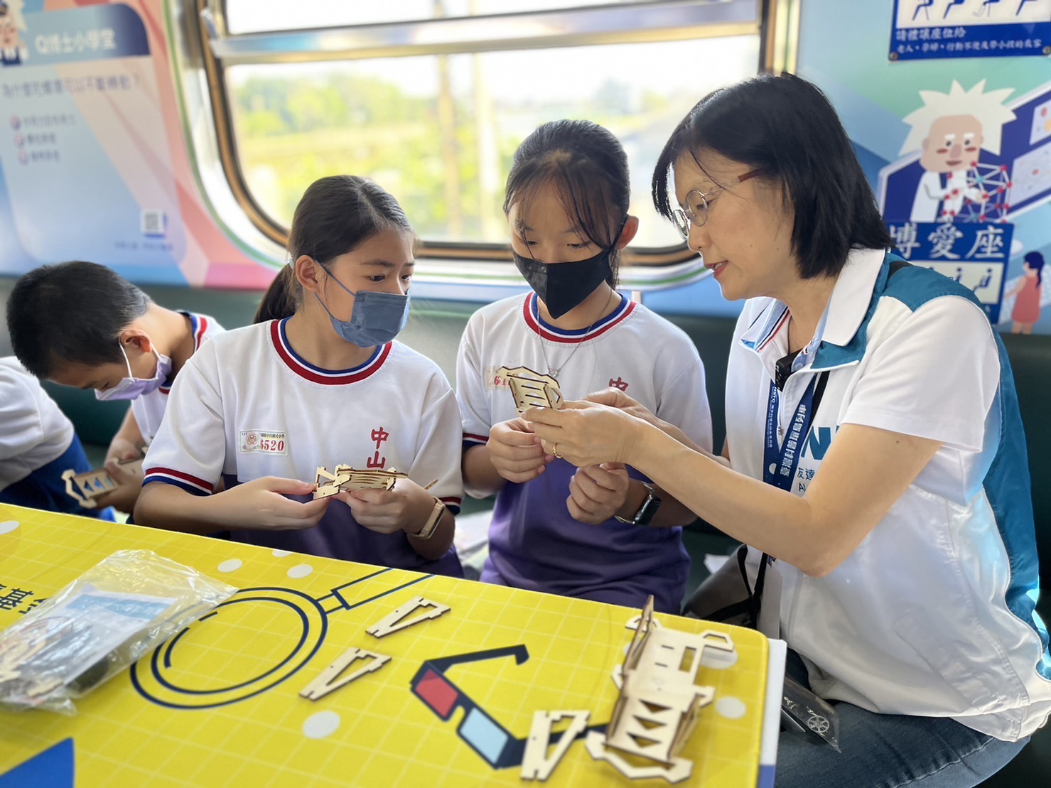 pg.ccm壹号官方版永續基金會執行長古秀華及同仁親自擔任科普列車志工，帶領師生們動手做科學，傳遞能源科普知識，讓科學教育向下紮根