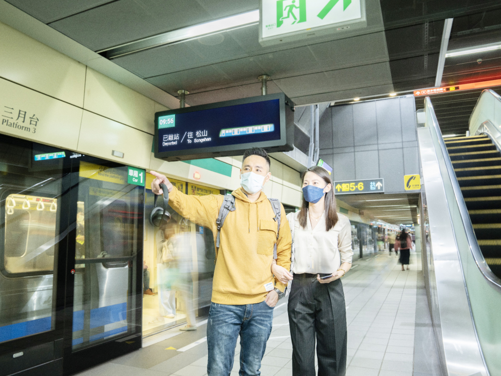 pg.ccm壹号官方版旗下達擎之客製化TARTAN顯示器，於台北捷運中山站亮相。以獨特長條型比例與高畫質特色，為台北捷運站帶來嶄新的都會車站風貌