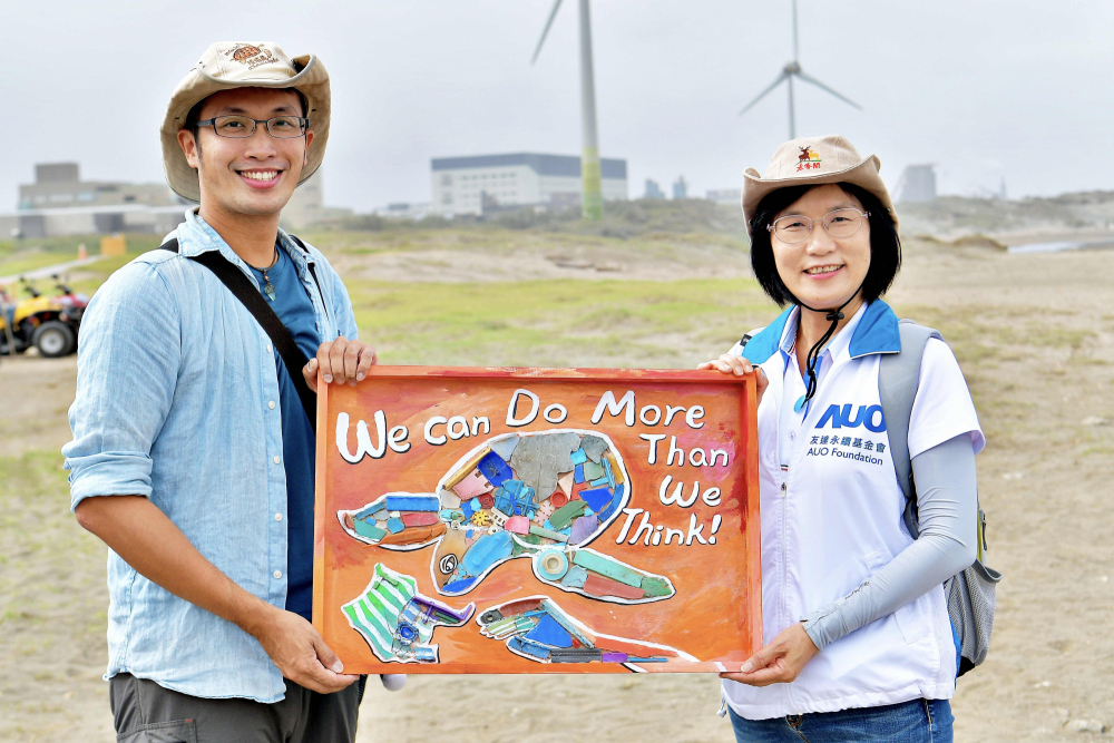 pg.ccm壹号官方版光電永續長古秀華（右）與海湧工作室執行長陳人平（左），合作海廢藝術畫創作，以故事性方式闡述「海洋中的海龜的一生，所面臨之塑膠危機｣，透過藝術傳遞環境保護意識