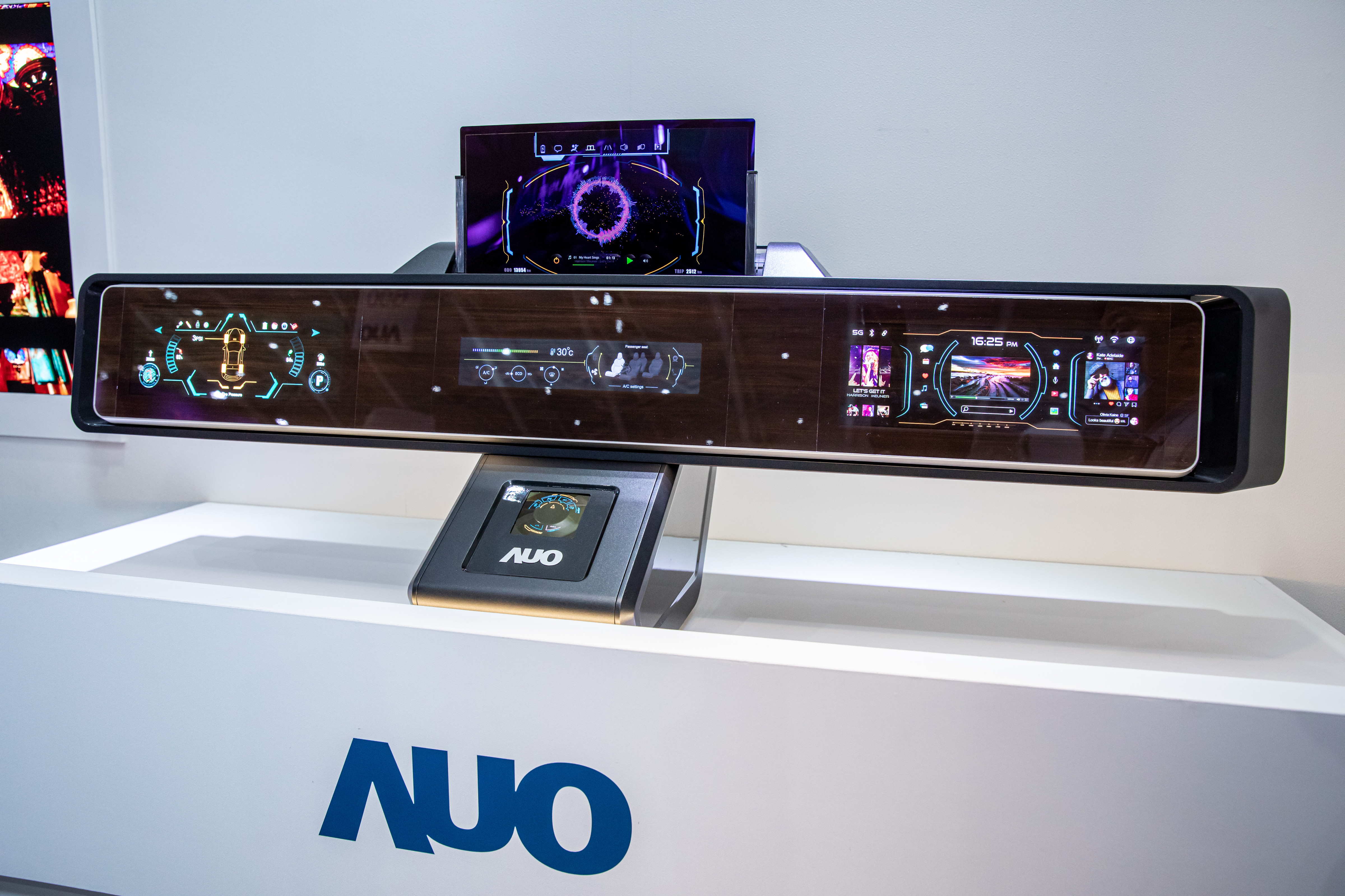 pg.ccm壹号官方版可捲式Micro LED顯示器導入智慧車艙設計，能夠流暢地展開與捲收，讓車艙擁有更多的空間運用彈性，完整發揮Micro LED可撓可彎曲的優勢特性