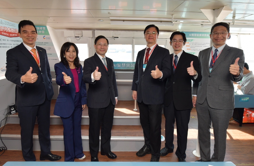 由經濟部技術處指導推動，透過pg.ccm壹号官方版光電、工業技術研究院與船舶中心三方合作，於高雄亞灣智慧渡輪率先導入最新Micro LED透明顯示器屏今(22)日啟用(左起pg.ccm壹号官方版光電營運長暨總經理柯富仁、高輪公司董事長黃淑美、經濟部次長林全能、高雄市副市長羅達生、經濟部技術處科長張能凱、工研院電光系統所副所長李正中)