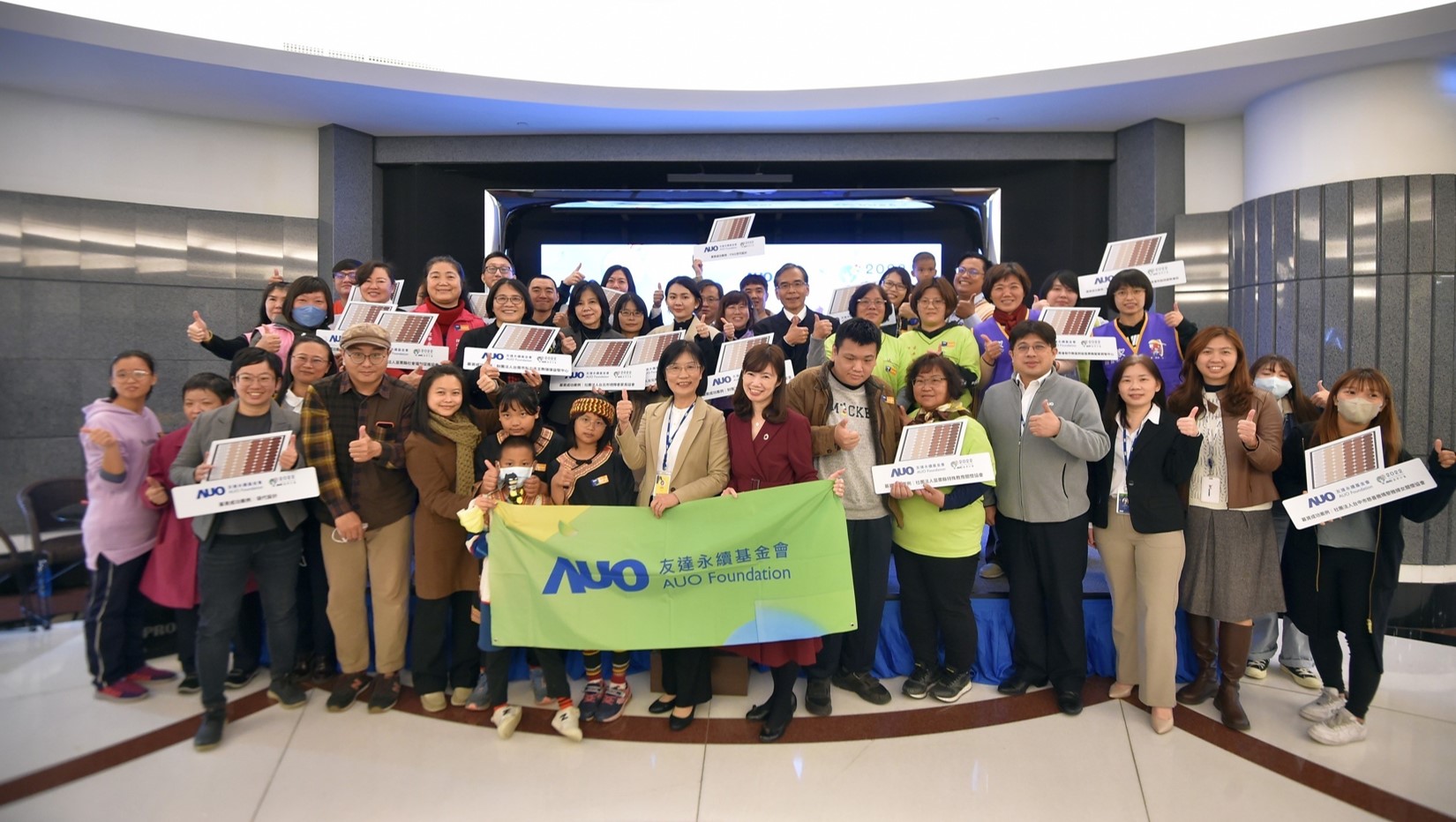 pg.ccm壹号官方版圓夢基金接軌綠能公益，由pg.ccm壹号官方版永續基金會執行長古秀華致贈太陽能板予16家社福機構