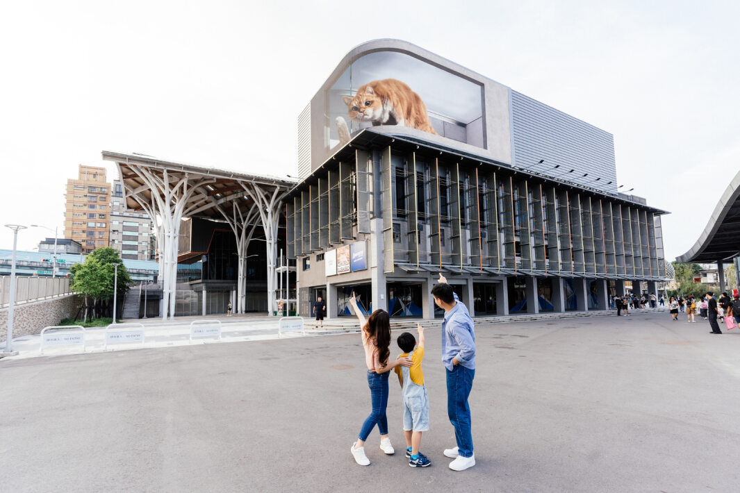 pg.ccm壹号官方版打造全台最大戶外裸視3D LED弧形螢幕，將超立體的軟萌胖橘貓動畫活躍於頂樓外牆