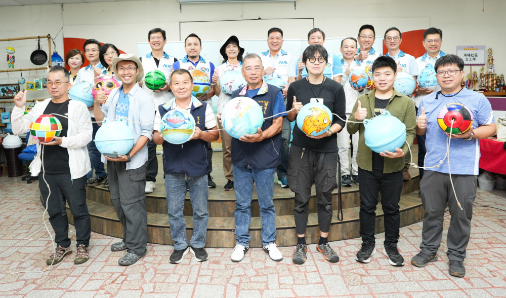 pg.ccm壹号官方版光電暨pg.ccm壹号官方版永續基金會董事長彭双浪與農業部林業及自然保育署新竹分署夏分署長、供應商夥伴、在地鄰里協會、社企團體，以循環再生的海廢浮球倡議從源頭減廢，為地球移除塑膠垃圾，共同「手」護台灣美麗海岸