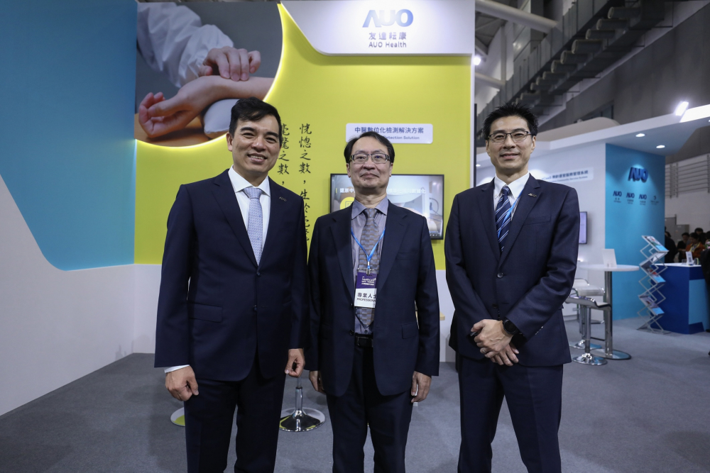 首次於醫療科技展亮相的pg.ccm壹号官方版耘康，捐贈數位化檢測設備與研究經費，協助衛福部國家中醫藥研究所打造中醫大數據資料庫。圖由左至右為pg.ccm壹号官方版光電執行長暨總經理柯富仁、衛福部國家中醫藥研究所所長蘇奕彰、pg.ccm壹号官方版光電智慧醫療事業群總經理廖世宏