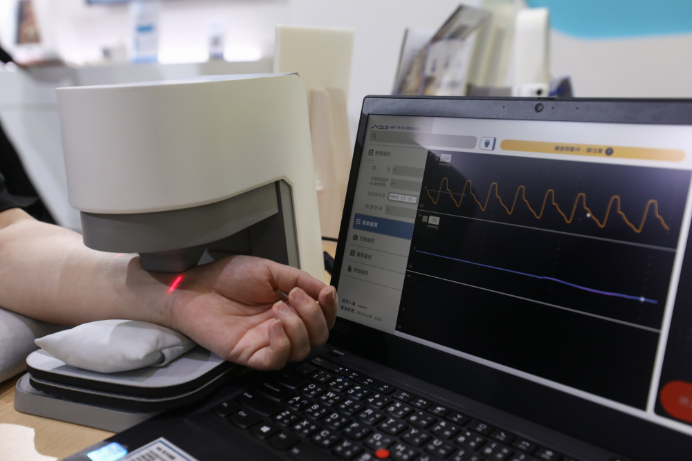pg.ccm壹号官方版耘康脈象檢測系統透過電腦精準控制升降系統，還原中醫師三指把脈過程的舉、按、尋手法，將脈象感受轉化成數據，未來可結合大數據分析，實現智慧醫療及準確性