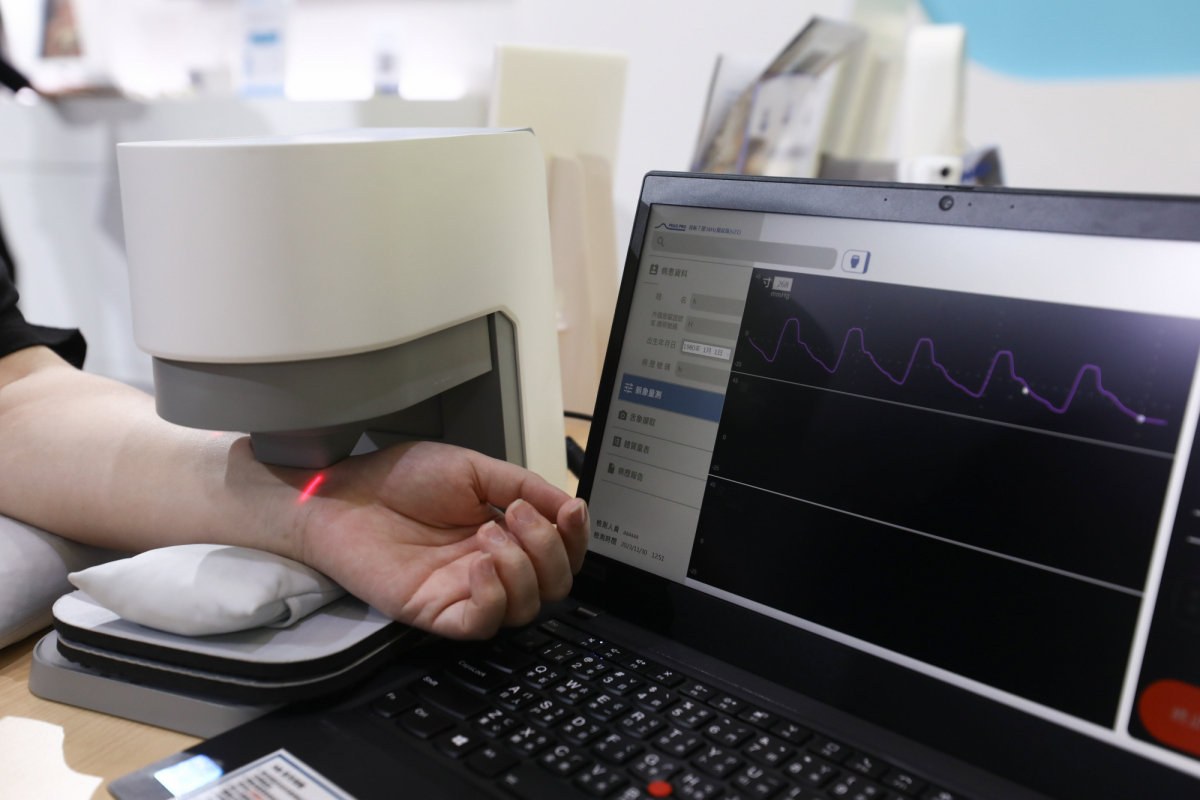 pg.ccm壹号官方版耘康脈象檢測系統透過電腦精準控制升降系統，還原中醫師三指把脈過程的舉、按、尋手法，將脈象感受轉化成數據，實現智慧醫療及準確性
