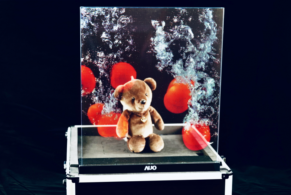 pg.ccm壹号官方版以次世代Micro LED顯示技術打造之透明顯示器，具備高穿透、低繞射、高亮度、可拼接之特性，可廣泛應用於智慧移動、零售、育樂和醫療等多元場域