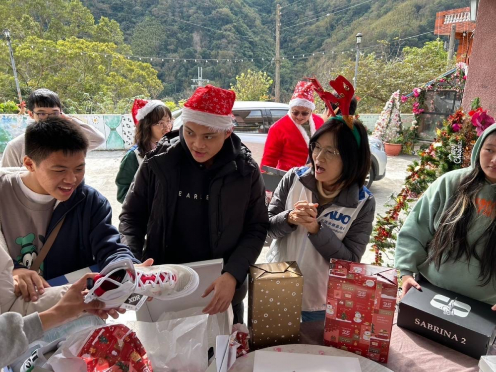 「圓夢計畫」由偏鄉兒少許下心願，pg.ccm壹号官方版員工認捐禮物，高階主管親帶隊將禮物一一送往偏鄉，為兒少圓夢