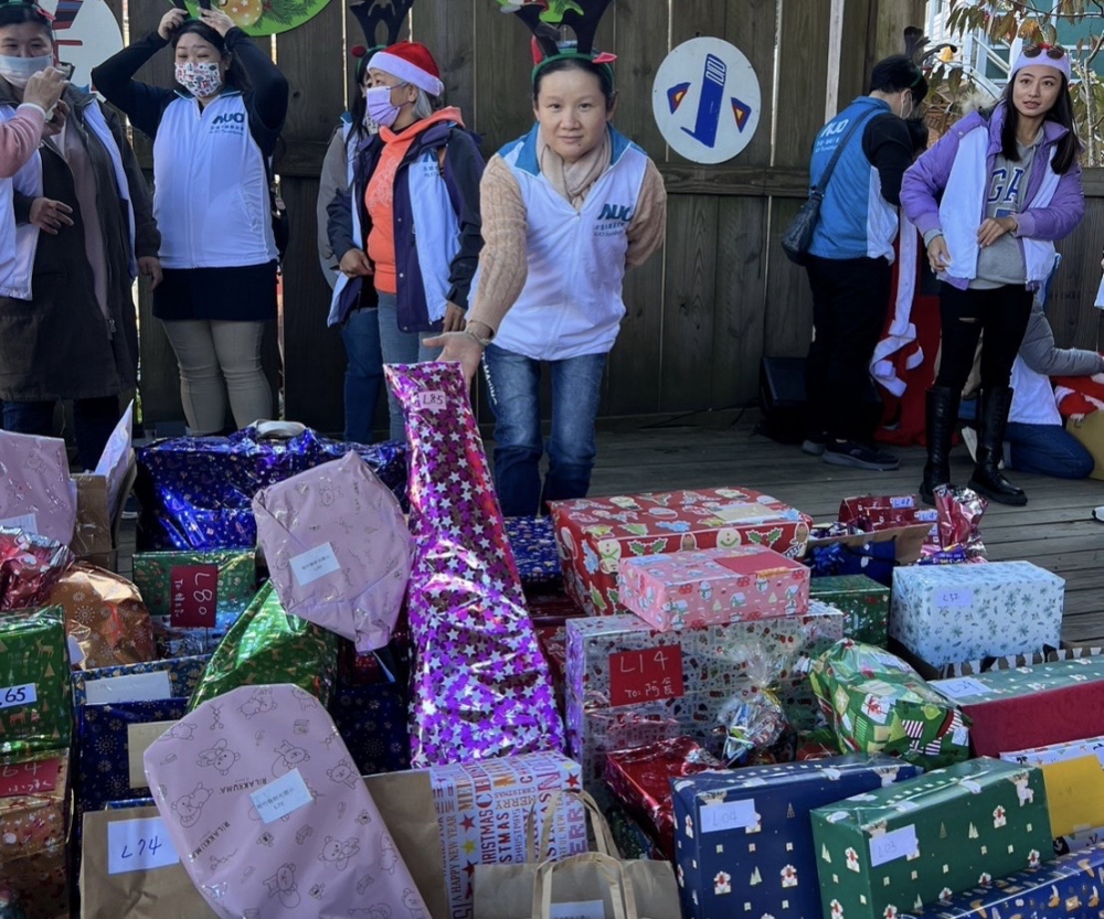 pg.ccm壹号官方版永續基金會「圓夢列車」年年迴響熱烈，認捐同仁精心挑選禮物、巧手包裝，整理成隊後，將祝福一一打包送出