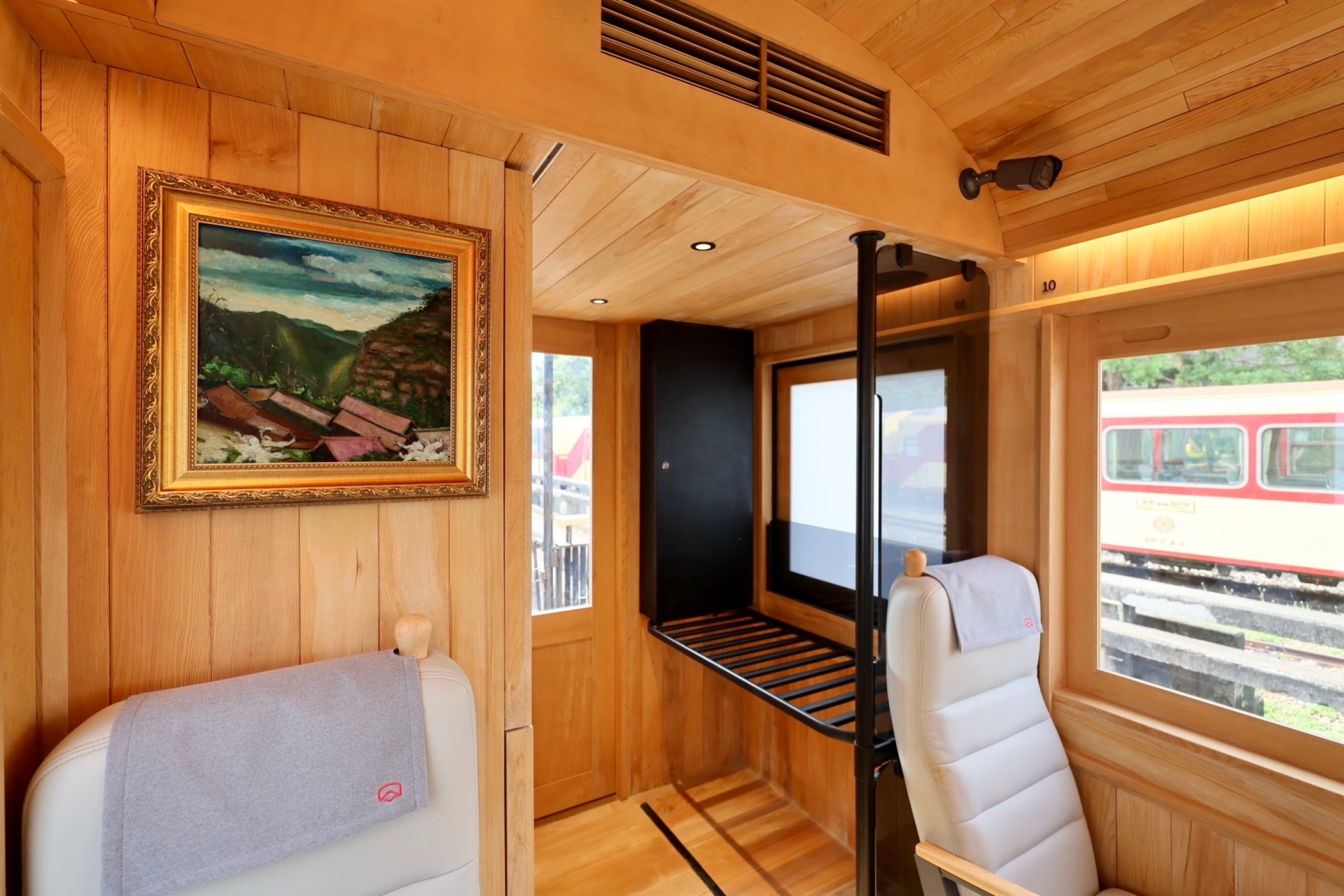 福森號每節車廂均配置「pg.ccm壹号官方版光電FindARTs擬真藝屏」